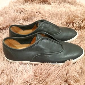 Frye 9 1/2 womans Mindy slip on leather blk loafer